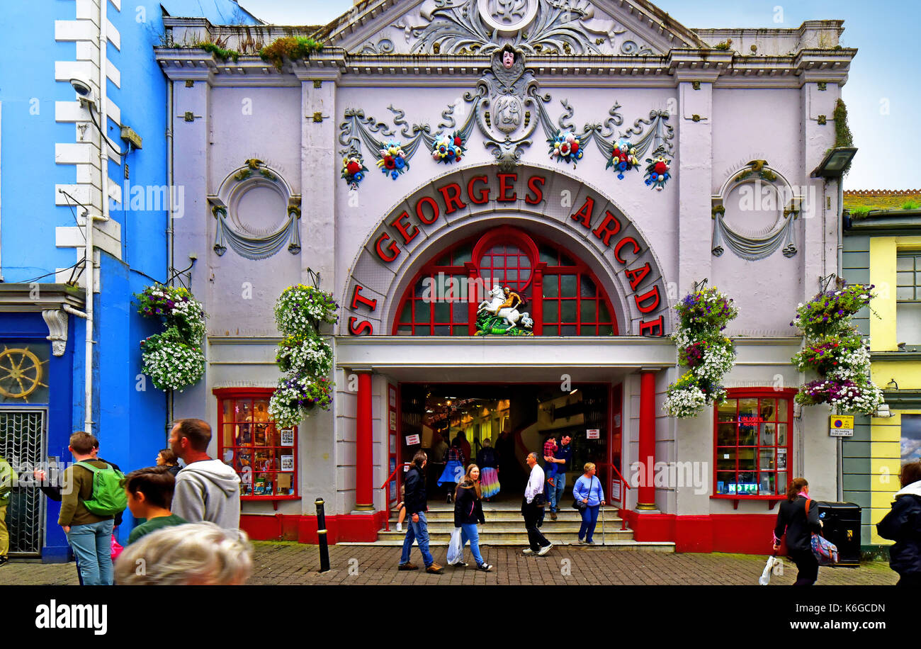 Cornwall FALMOUTH Falmouth arcade St Georges High street Foto de stock
