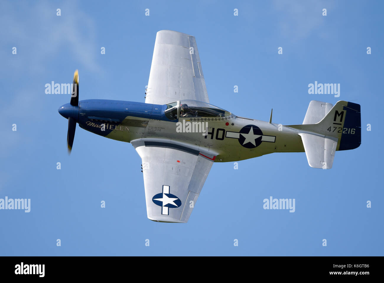 El avión de combate norteamericano P-51 Mustang Miss Helen de la Segunda Guerra Mundial volando en el Goodwood Revival 2017 Foto de stock
