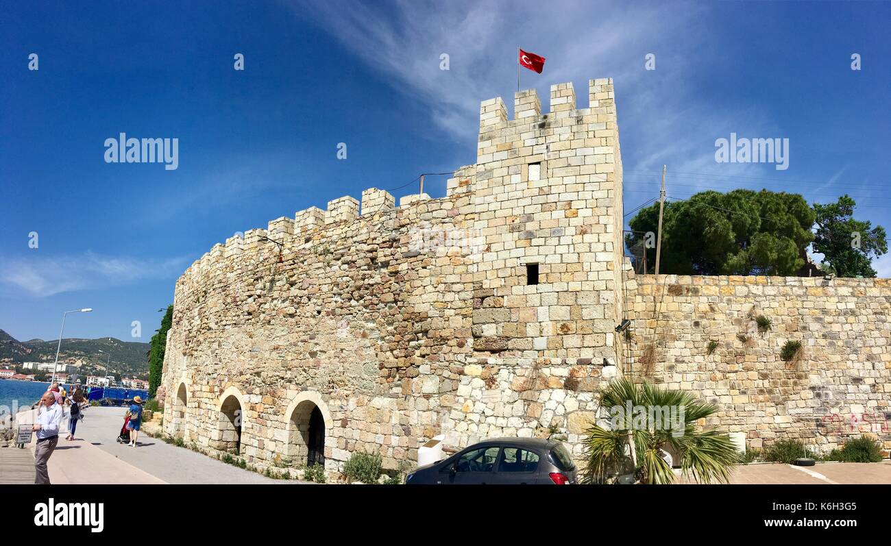 Foça, Turquía - abril 29, 2017 : foca foca, antiguo castillo de Izmir. Debido a los sellos flotando en el mar de la ciudad, el asentamiento fue nombrado phokaia. Foto de stock