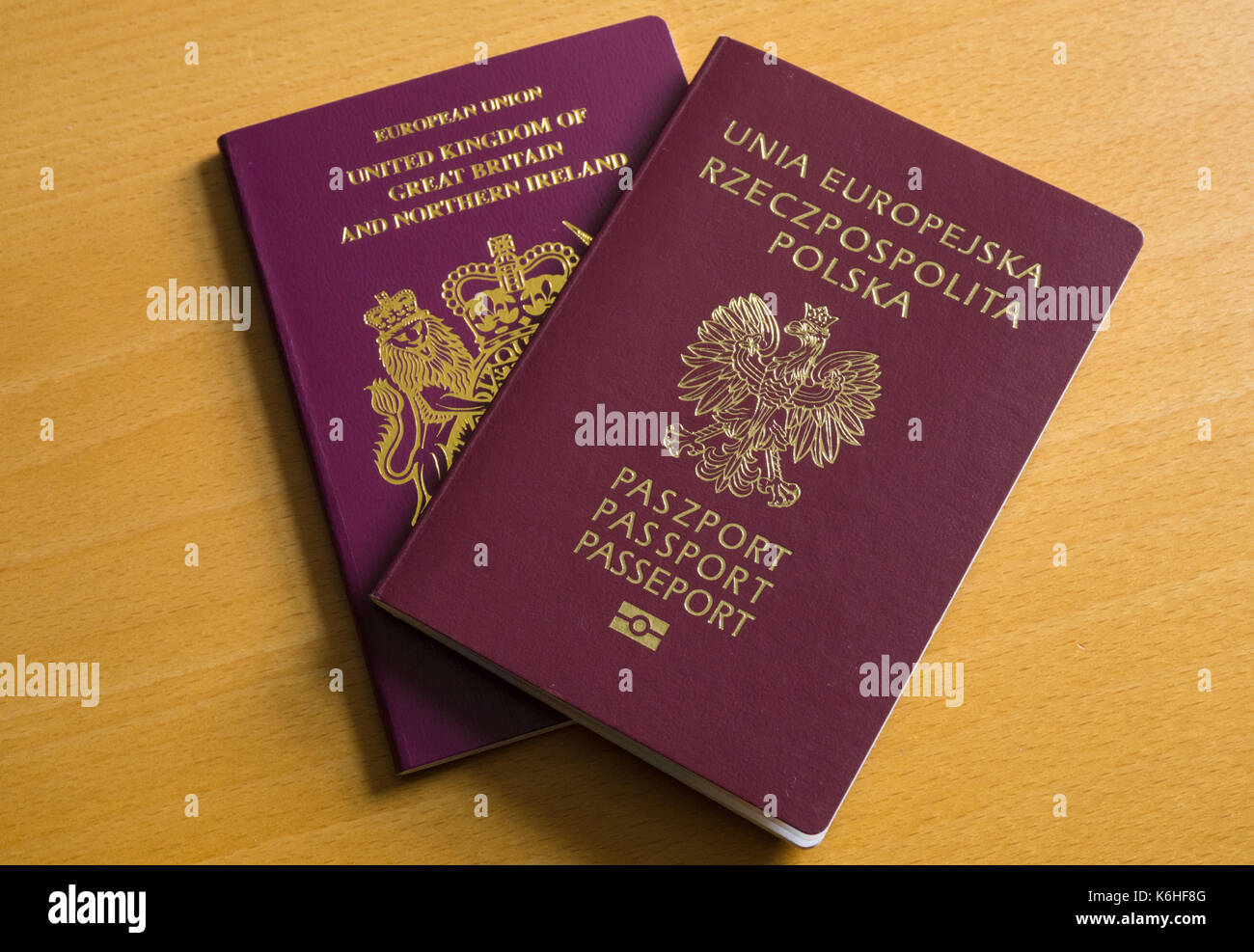 Pasaporte británico y Pasaporte Polaco Foto de stock