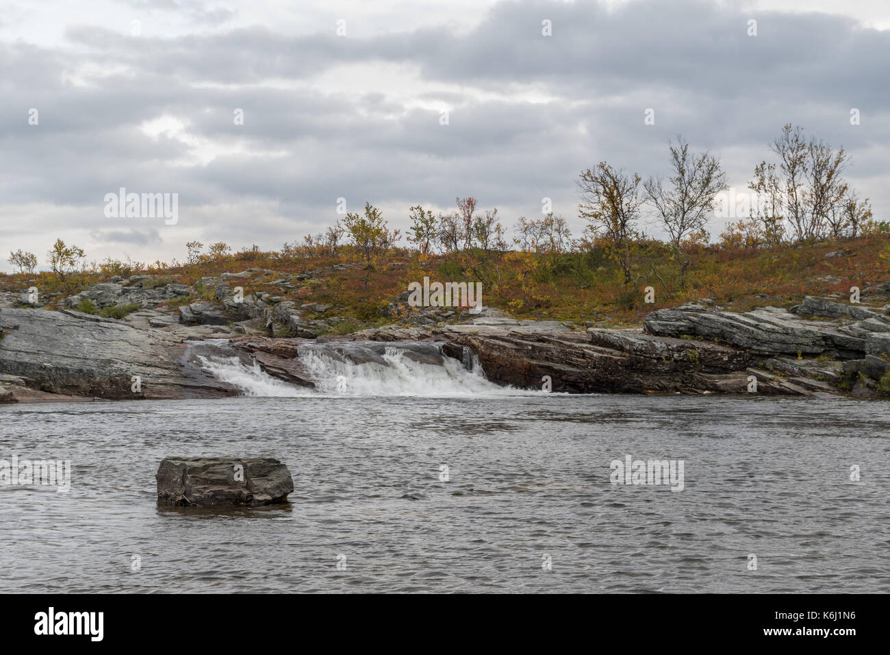 Otoño en la montaña en Alta Finnmark, con una pequeña cascada Foto de stock