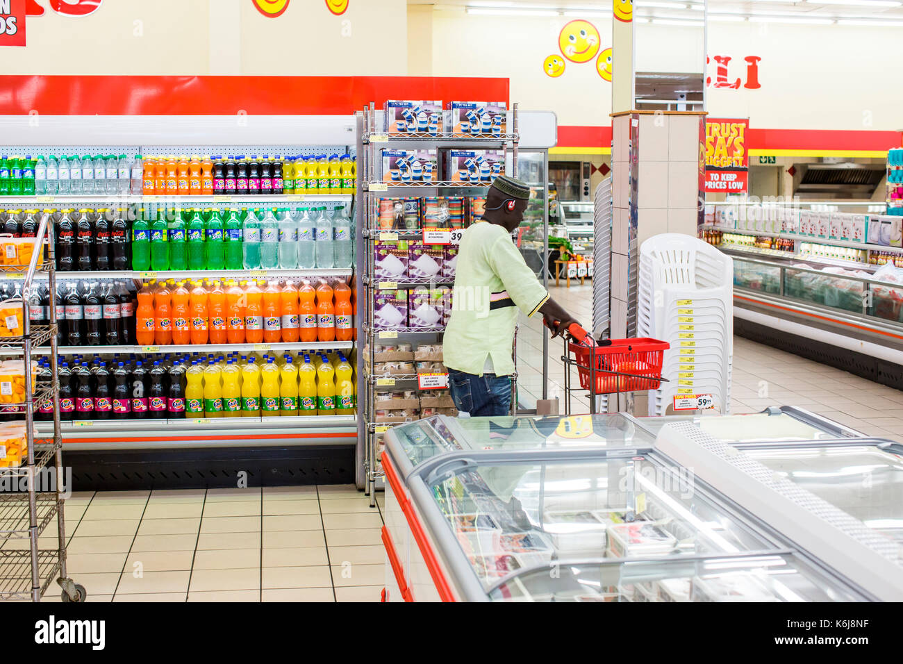 Hombre de compras en el supermercado, Durban, KwaZulu-Natal, Sudáfrica Foto de stock