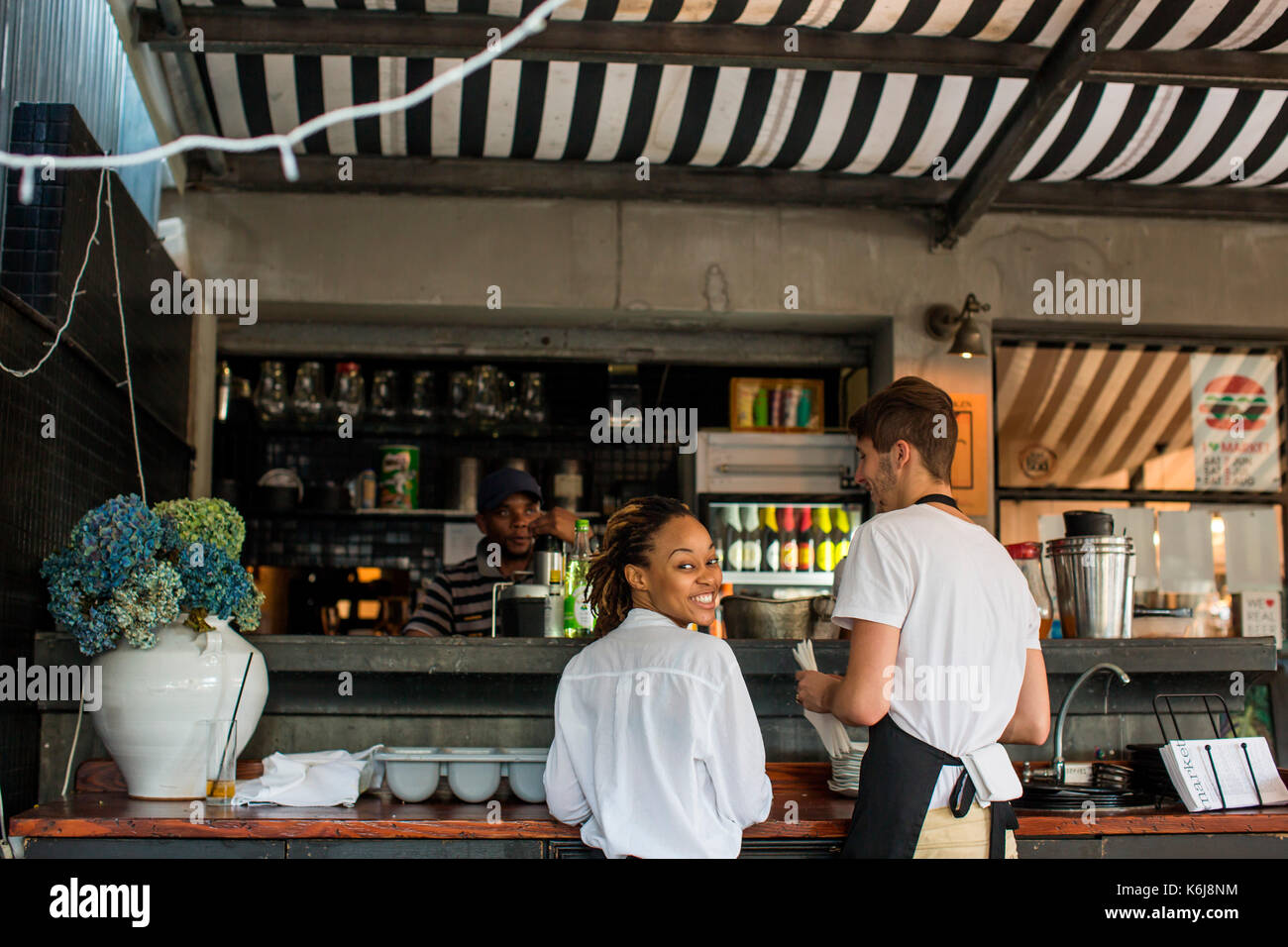 Los camareros esperan en un bar de jugos en el restaurante, Durban, KwaZulu-Natal, Sudáfrica Foto de stock
