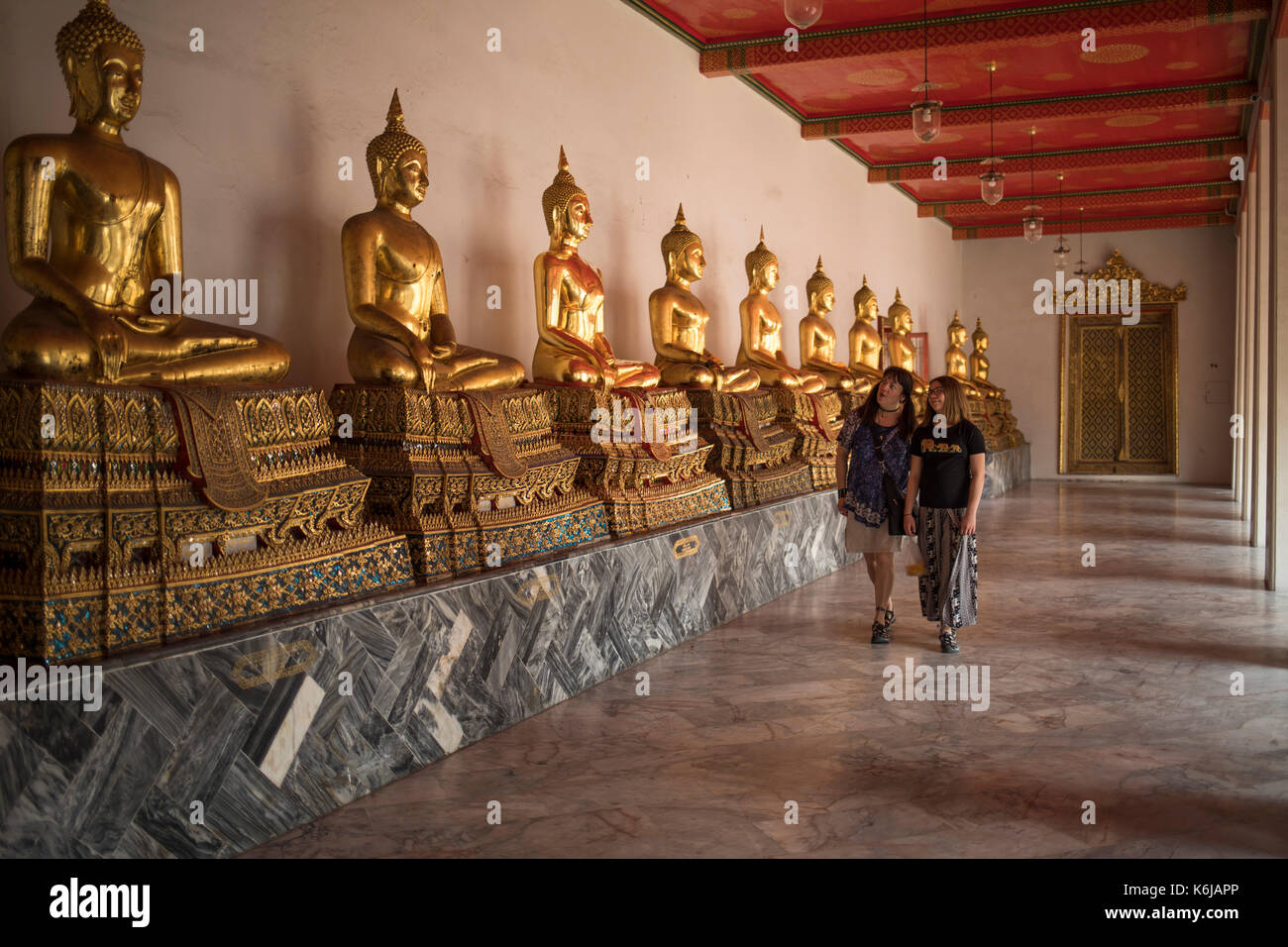 Vista frontal de la madre e hija caminando de Wat Pho, Bangkok, Tailandia Foto de stock