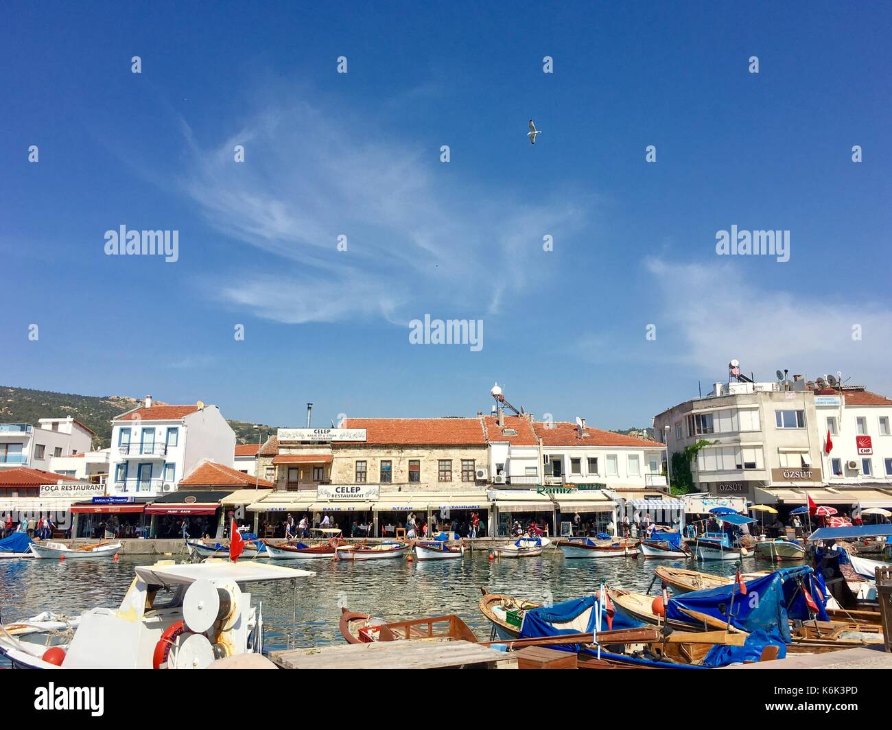 Foça, Turquía - abril 29, 2017 : puerto y vista del viejo puerto de embarcación de foca, Izmir. Debido a los sellos flotando en el mar de la ciudad, el asentamiento fue nombrado Foto de stock