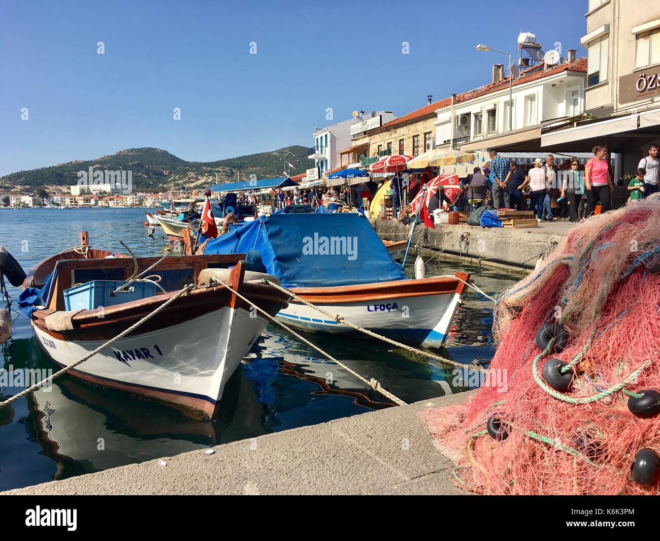 Foça, Turquía - abril 29, 2017 : puerto y vista del viejo puerto de embarcación de foca, Izmir. Debido a los sellos flotando en el mar de la ciudad, el asentamiento fue nombrado Foto de stock