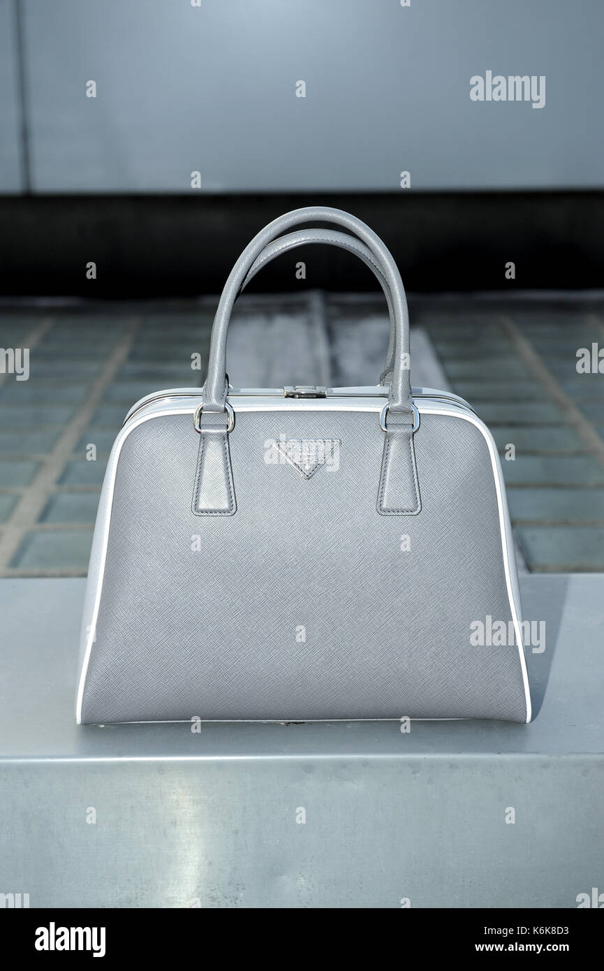 Accesorios, moda, bolsos, señoras, de moda, clásico, Prada Fotografía de  stock - Alamy