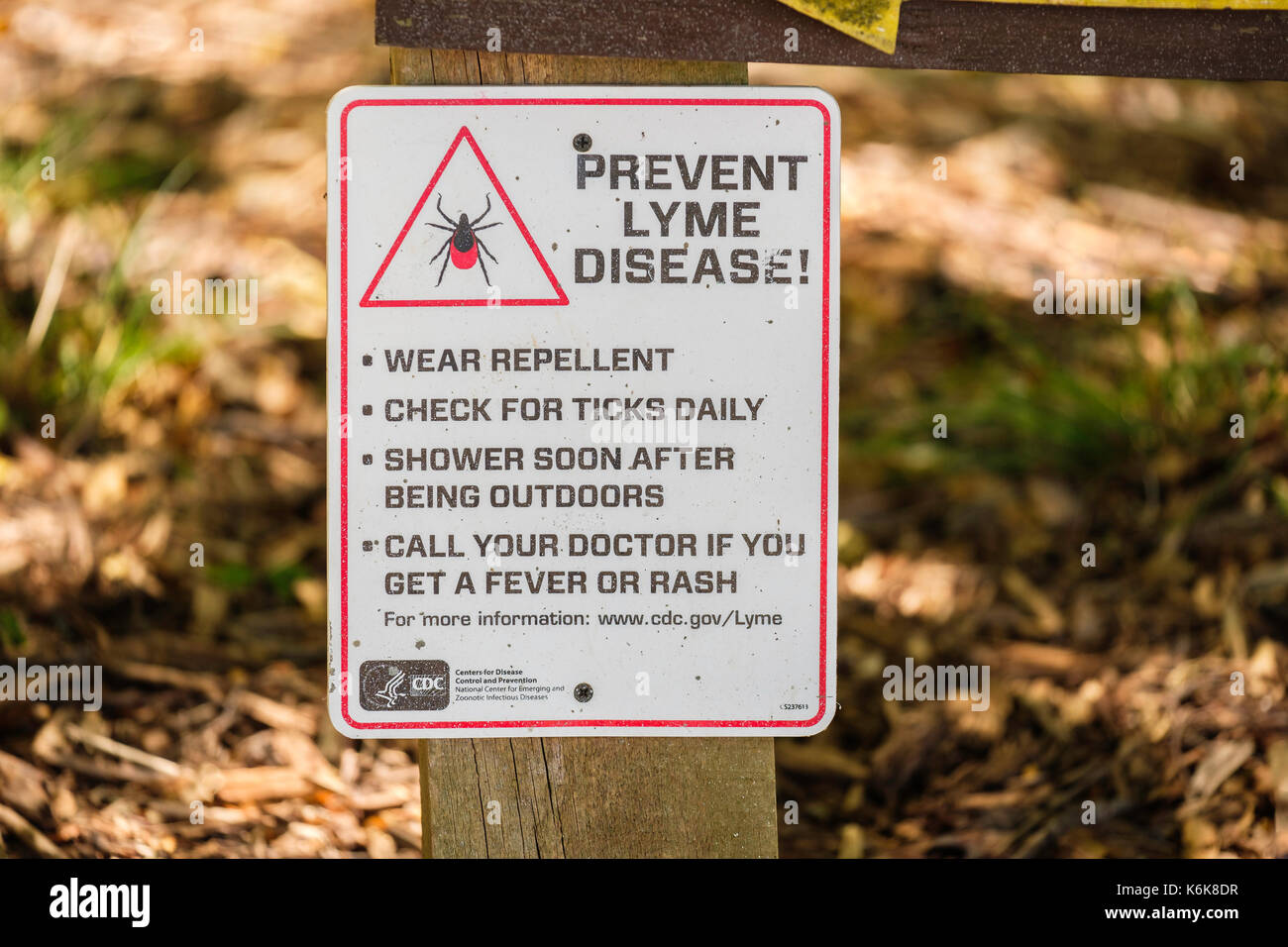 Un signo de advertencia de prevenir la enfermedad de Lyme encontrados en un parque natural, Martin Nature Center, Memorial Park Road, Oklahoma City, Oklahoma, Estados Unidos. Foto de stock
