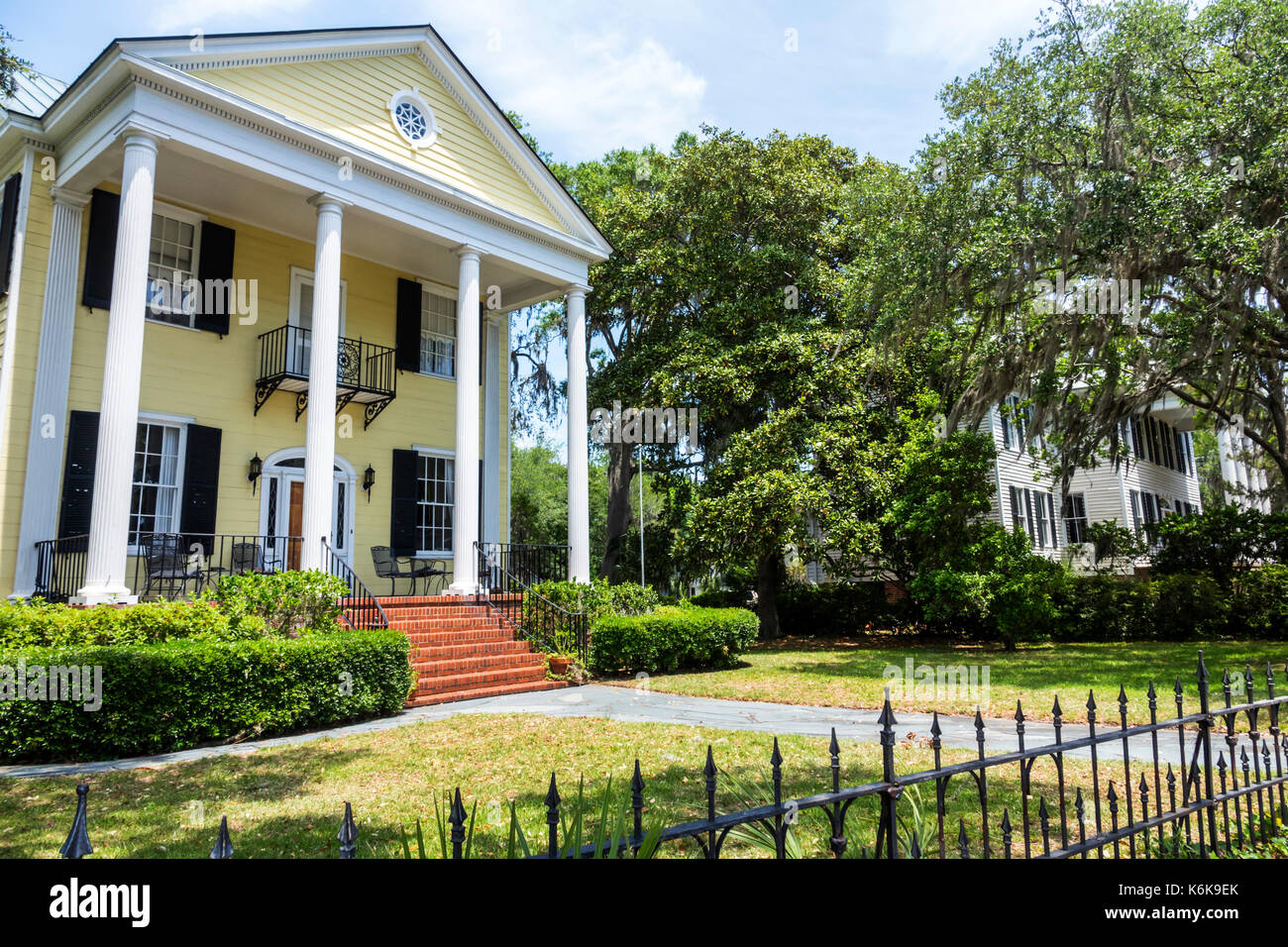 Beaufort Carolina del Sur, Bay Street, casa, mansión, E. A. Scheper House,arquitectura,exterior,porche,patio,valla de hierro forjado,columnas,SC170514006 Foto de stock