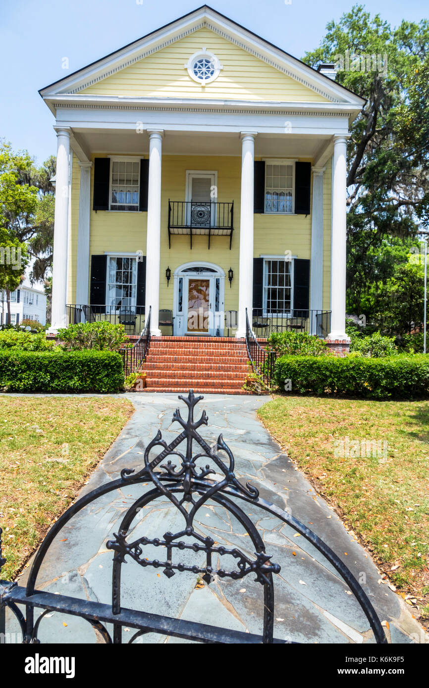 Beaufort Carolina del Sur, Bay Street, casa, mansión, E. A. Scheper House,arquitectura,exterior,porche,patio,valla de hierro forjado,columnas,SC170514007 Foto de stock