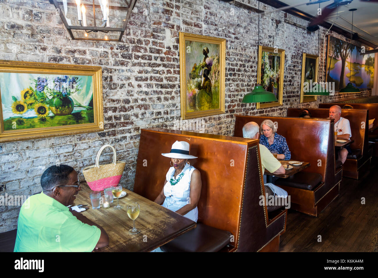 Charleston Carolina del Sur, centro histórico, Virginia's on King, restaurantes, comida, restaurantes, cafés, cocina sureña, restaurantes, hombres negros mal Foto de stock