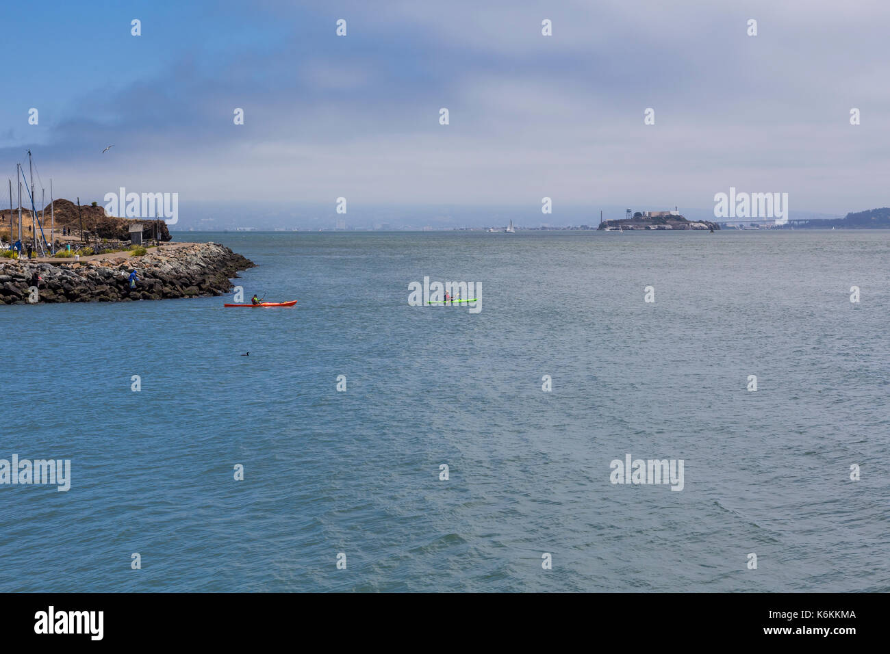 La gente, los hombres adultos, kayakers, kayak, dejando a Fort Baker con vista de la prisión de alcatraz, Fort Baker, ciudad de Sausalito, Marin County, California Foto de stock