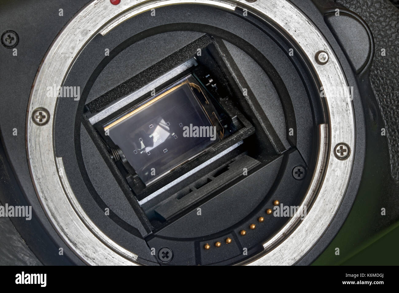 Cámara digital sensor APS-C y montura cerca. sensor de cámara CCD o CMOS cámara mirrorless closeup. digital sensor CMOS APS-C y la lente a bayoneta. Foto de stock