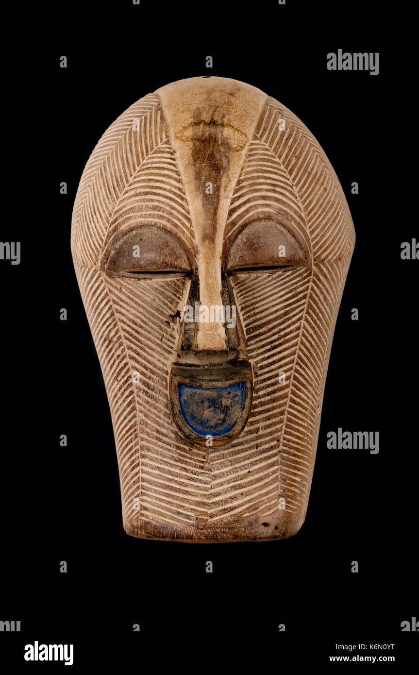 Songye Kifwebe máscara femenina del Congo/África, tallada en madera con un  pigmento/pátina de caolín; pequeñas fracturas, raspaduras y grietas  atestiguar su edad/uso Fotografía de stock - Alamy