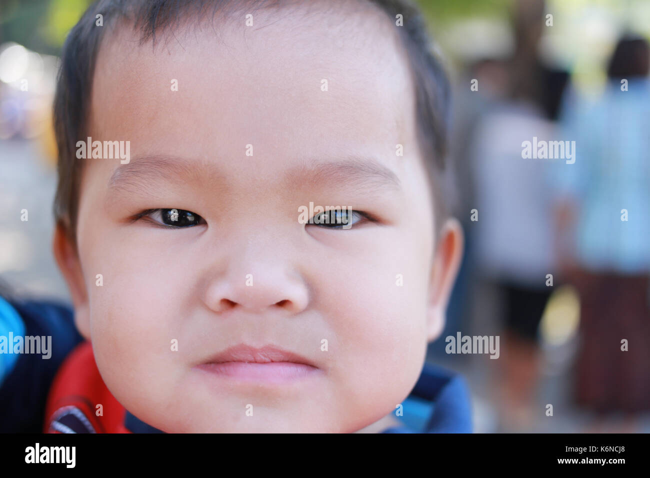 Los rostros de los niños asiáticos en la feliz idea de salud y buen humor. Foto de stock