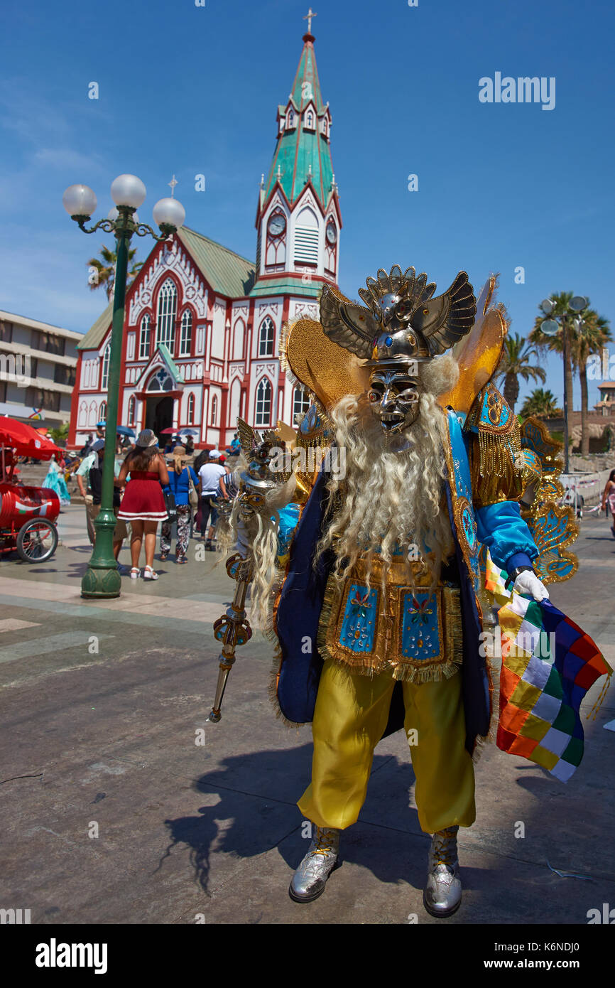 Miembro enmascarado de un grupo de danza morenada vestida con traje  adornado de realizar durante un pasacalles en la anual carnaval andino en  Arica, Chile Fotografía de stock - Alamy