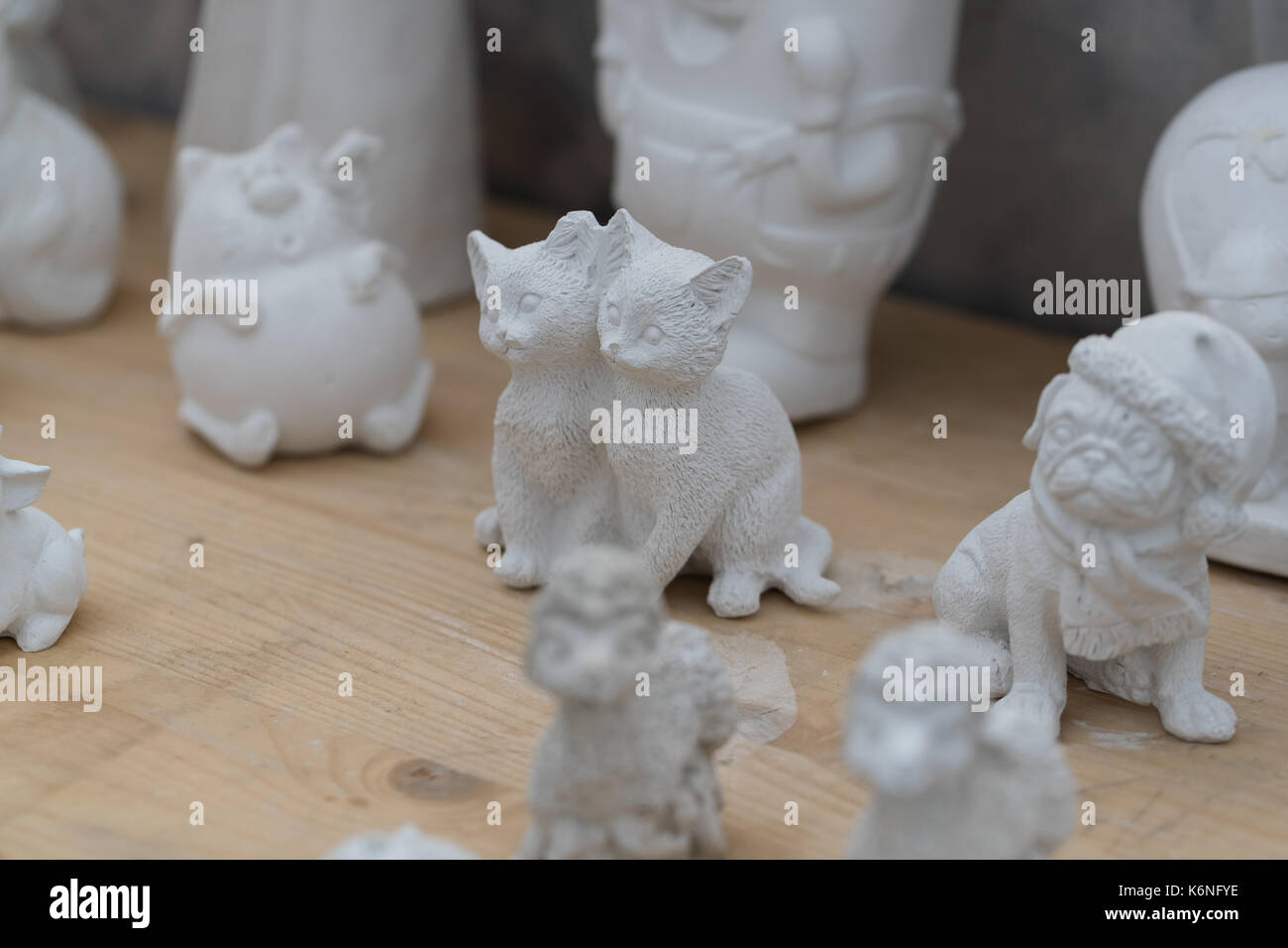 Las figuras de escayola de animales Fotografía de stock - Alamy
