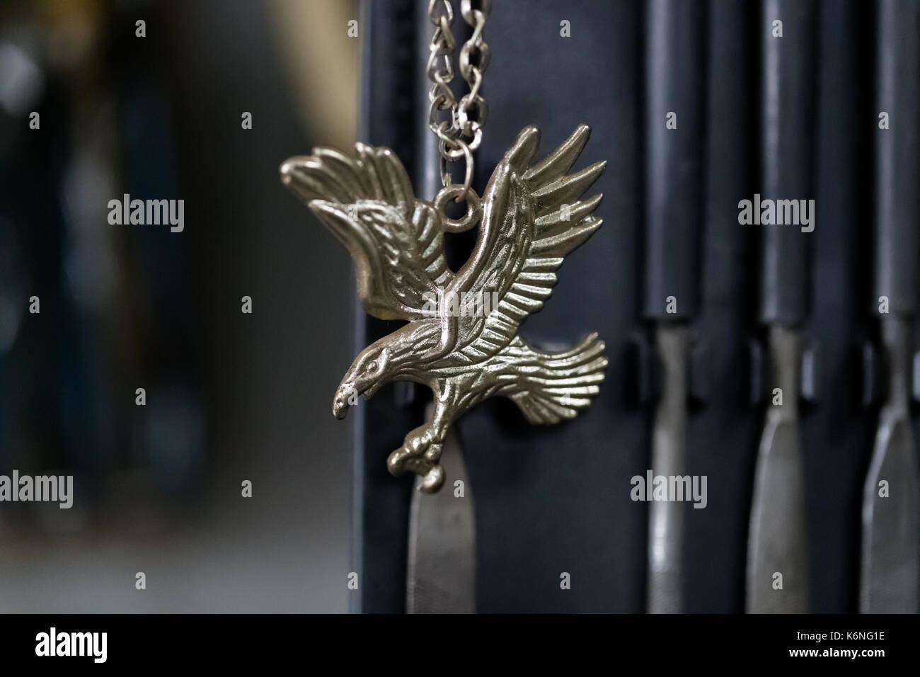 Medallón de águila en la cadena Foto de stock