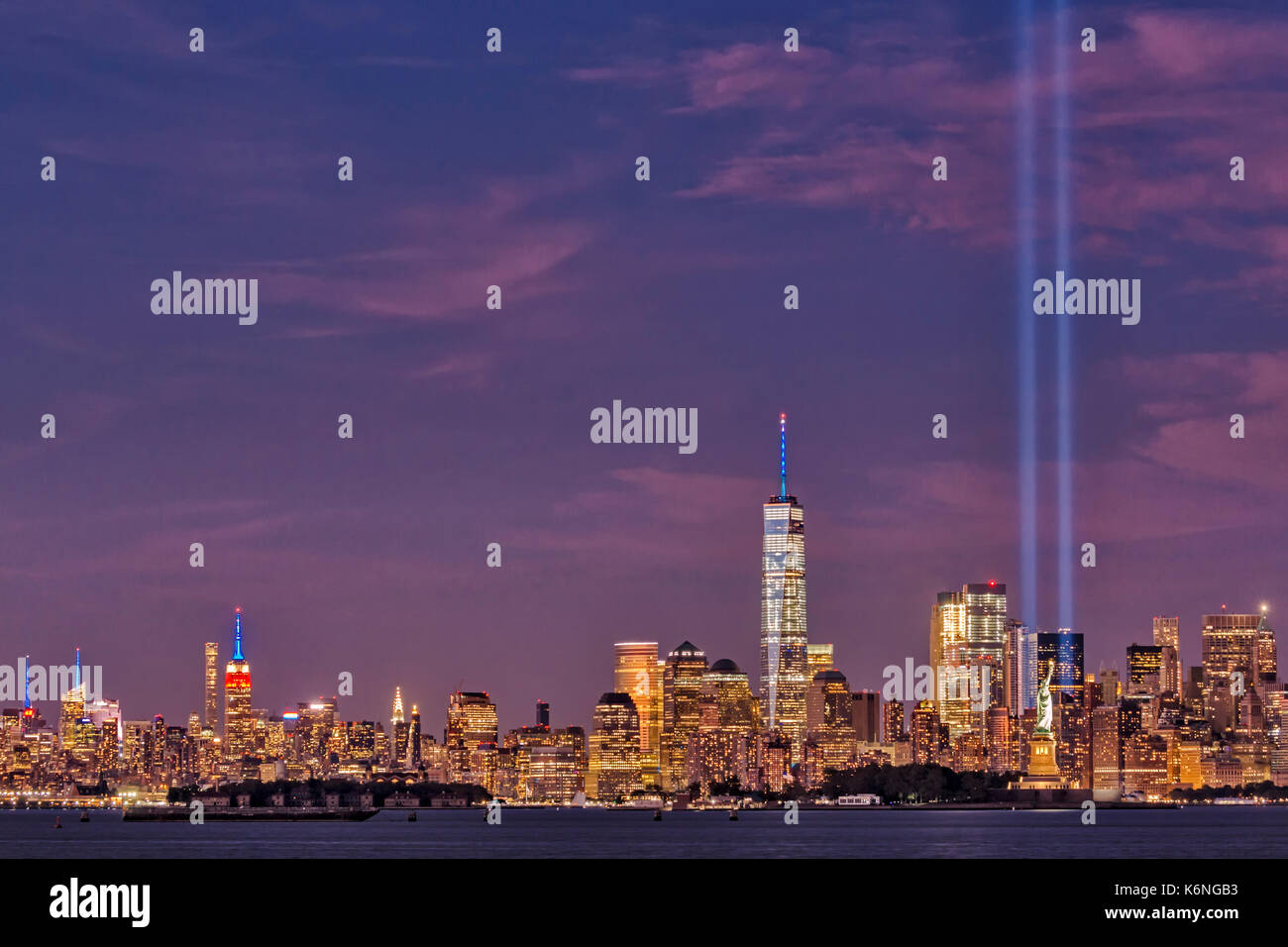 Monumentos de NYC WTC homenaje en la luz - La Ciudad de Nueva York de Midtown Manhattan. Entre muchos visto es el Empire State iluminado Bu Foto de stock