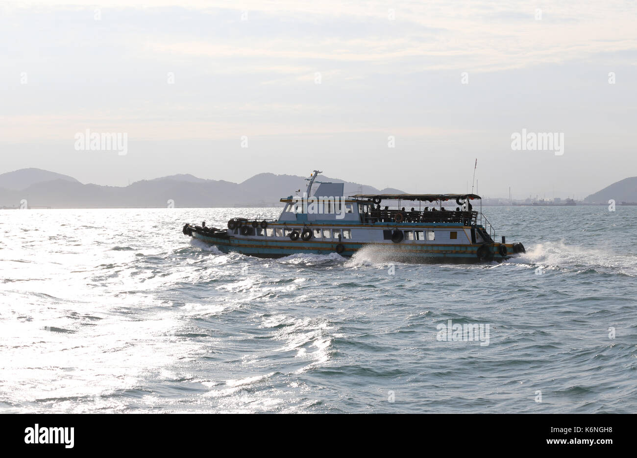 Los buques en las zonas costeras y marinas en sriracha, ubicación de la ciudad en la provincia de Chonburi, Tailandia. Foto de stock