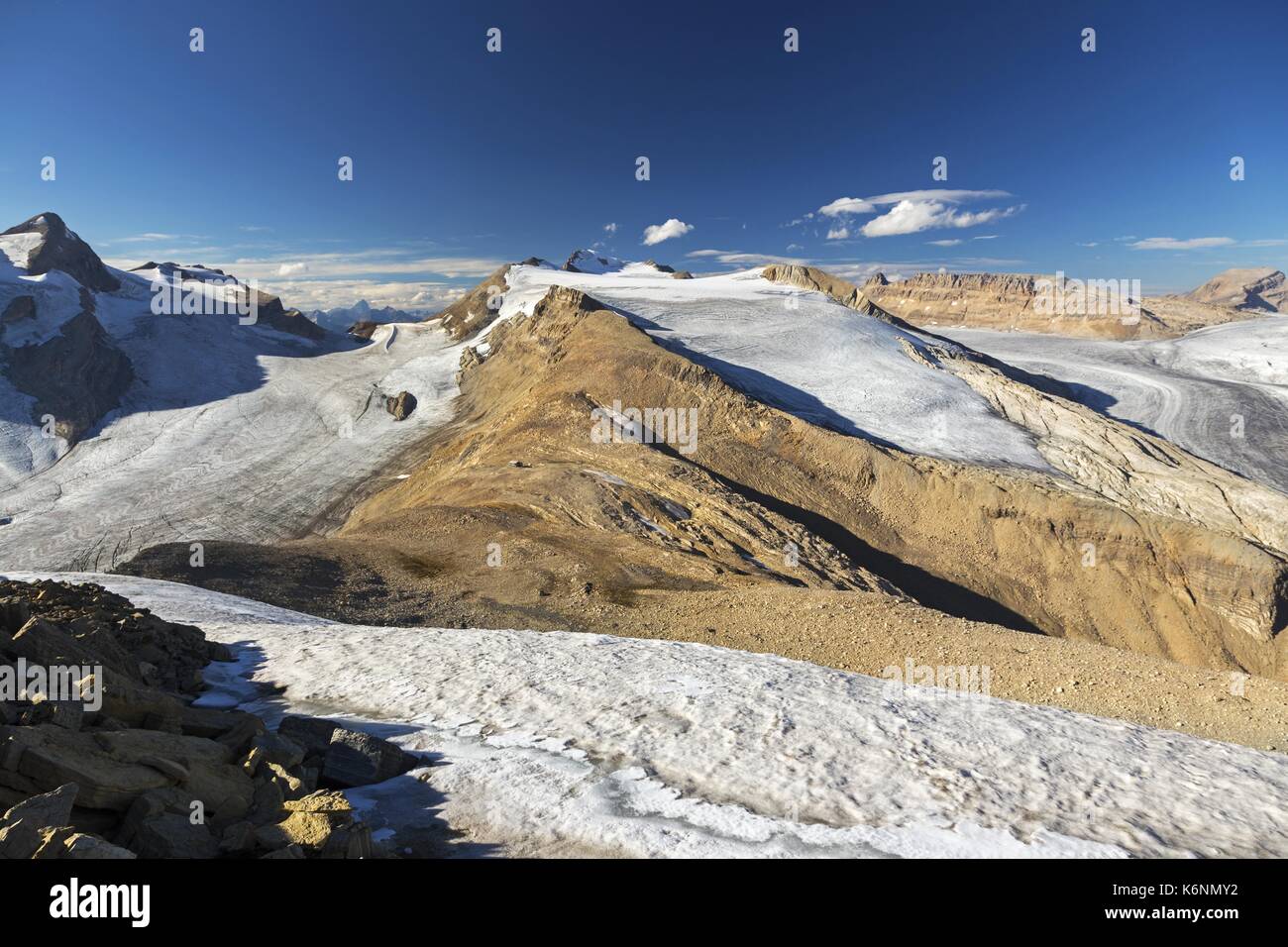 Paisaje aéreo del glaciar alpino y las distantes Montañas Rocosas canadienses. Escalada escénica en el Pico de Montaña en el Parque Nacional Yoho, Columbia Británica, Canadá Foto de stock