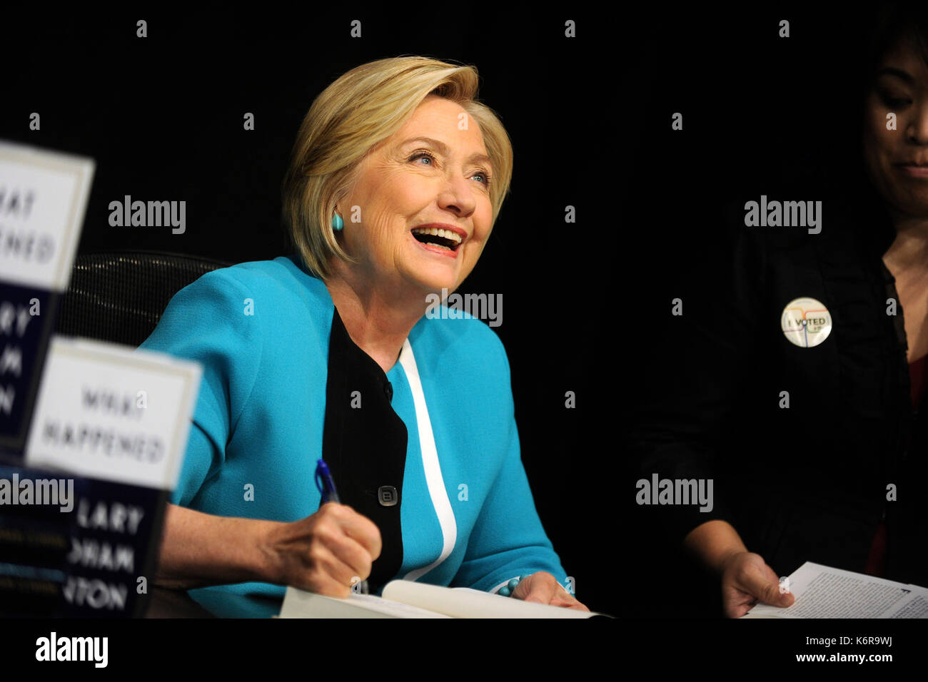 Nueva York, EE.UU. 12 de septiembre de 2017. Hillary Clinton firma copias de su libro, "What Say" en Barnes & Noble Union Square el 12 de septiembre de 2017 en la ciudad de Nueva York. Crédito: Geisler-Fotopress/Alamy Live News Foto de stock