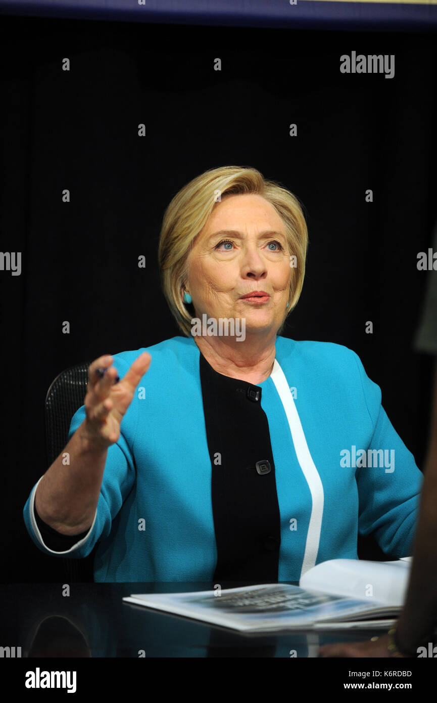 Nueva York, NY, Estados Unidos. 12 de septiembre de 2017. Hillary Clinton, ex secretaria de Estado de los EE.UU., firma copias de su libro "What Sucedió" en Barnes & Noble Union Square el 12 de septiembre de 2017 en la ciudad de Nueva York. Crédito: Mpi122/Media Punch/Alamy Live News Foto de stock