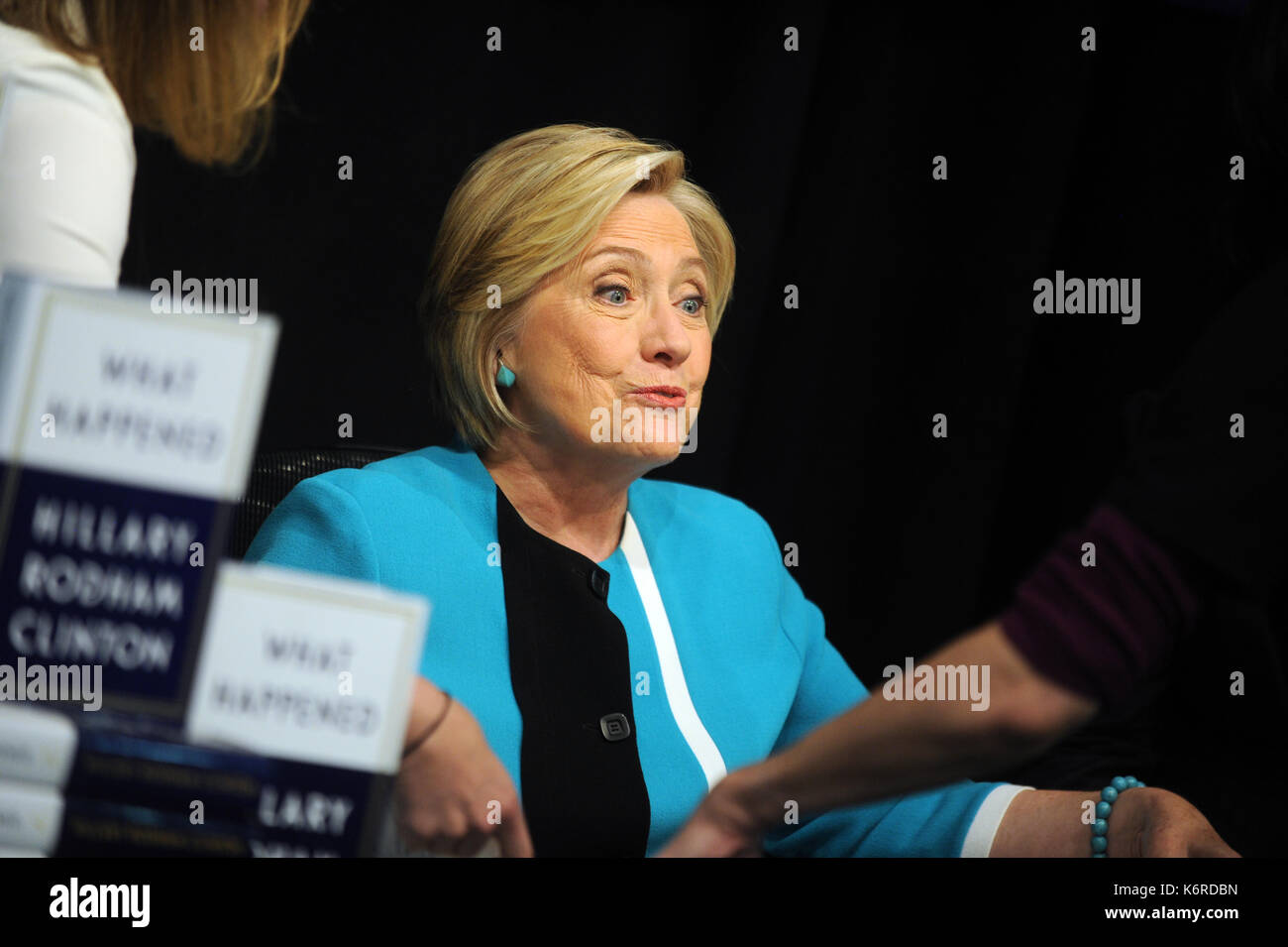 Nueva York, NY, Estados Unidos. 12 de septiembre de 2017. Hillary Clinton, ex secretaria de Estado de los EE.UU., firma copias de su libro "What Sucedió" en Barnes & Noble Union Square el 12 de septiembre de 2017 en la ciudad de Nueva York. Crédito: Mpi122/Media Punch/Alamy Live News Foto de stock