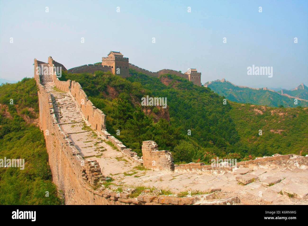Escalar y caminar por la Gran Muralla en la época estival. Pekín, China Foto de stock