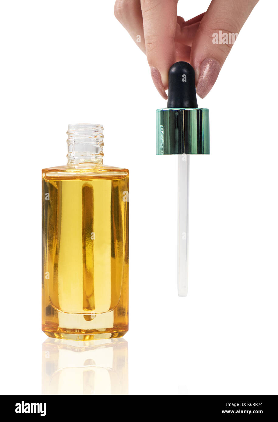 Botella de aceite cosmético con la pipeta aislado sobre fondo blanco. Foto de stock