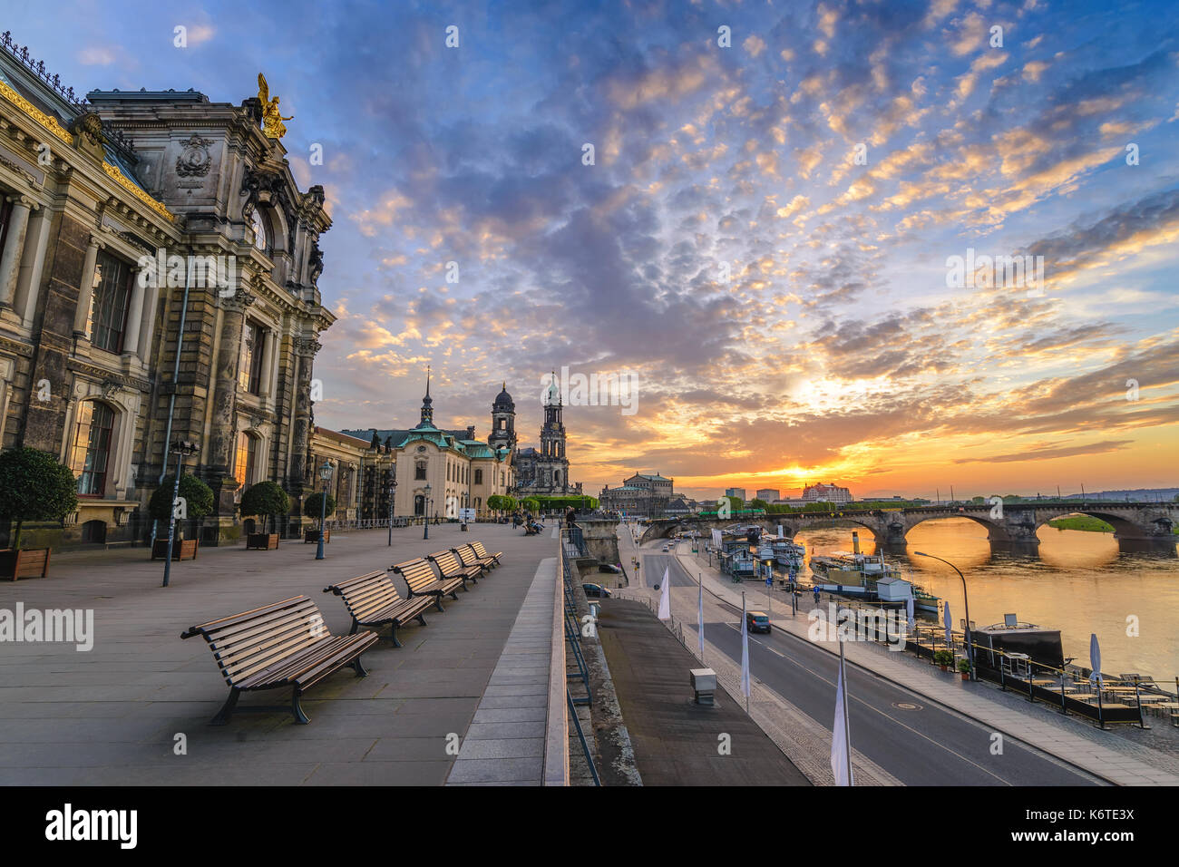 Puesta de sol en el horizonte de la ciudad de Dresde el río Elba y Augusto puente, Dresden, Alemania Foto de stock