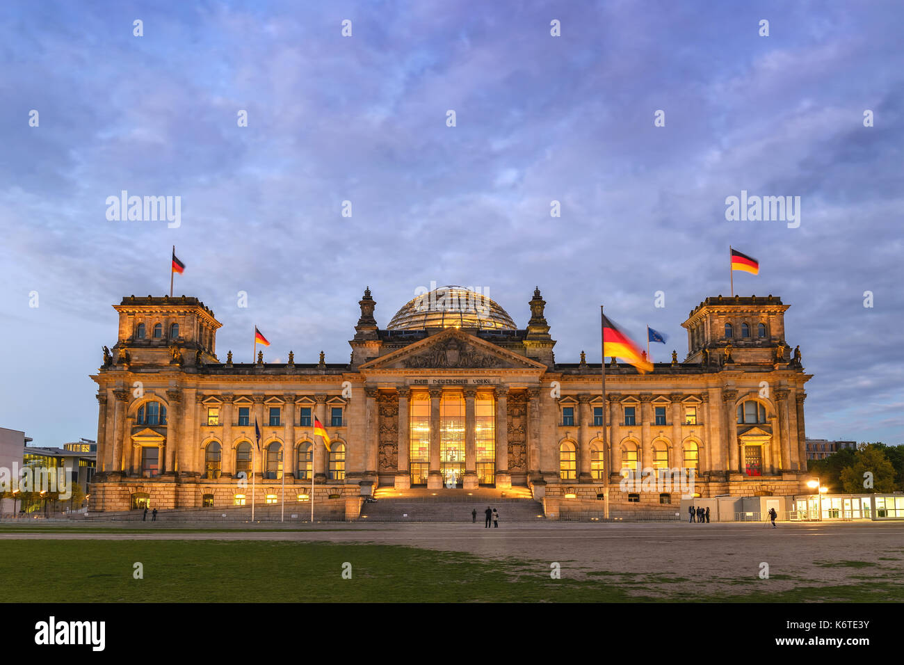 Berlin Night City skyline en el Reichstag (parlamento alemán), Berlín, Alemania Foto de stock