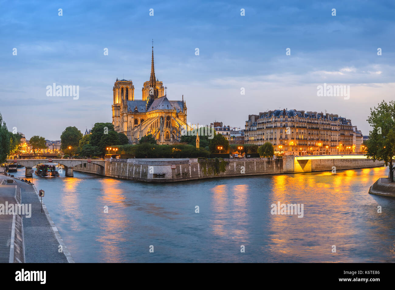 Sunset panorama del horizonte de la ciudad de París en la catedral de Notre Dame y el río Sena, París, Francia Foto de stock