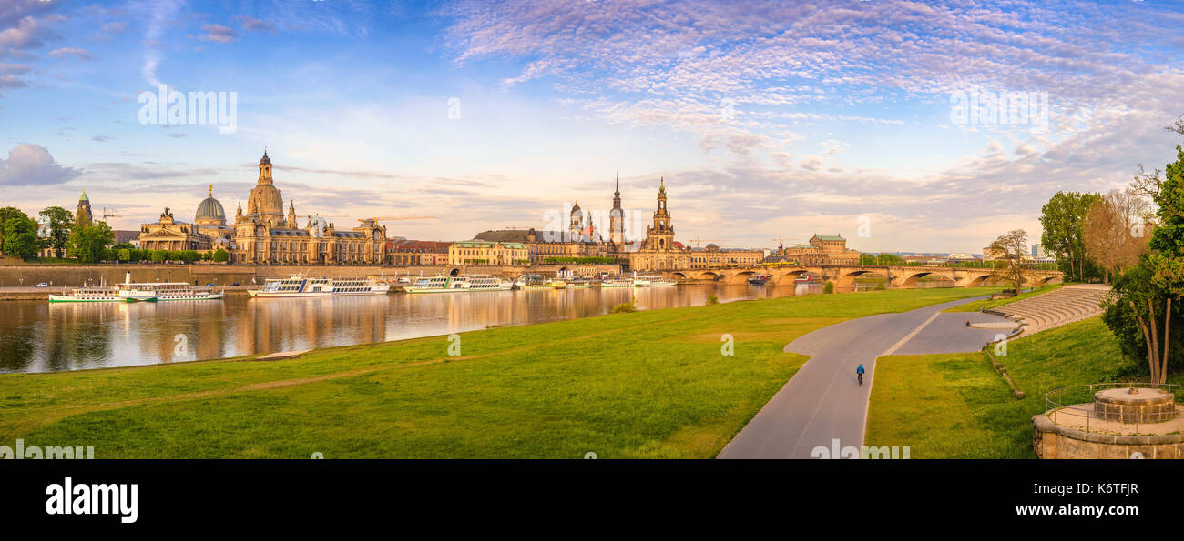 Panorama del horizonte de la ciudad de Dresde en el río Elba y Augusto Puente, Dresden, Alemania Foto de stock