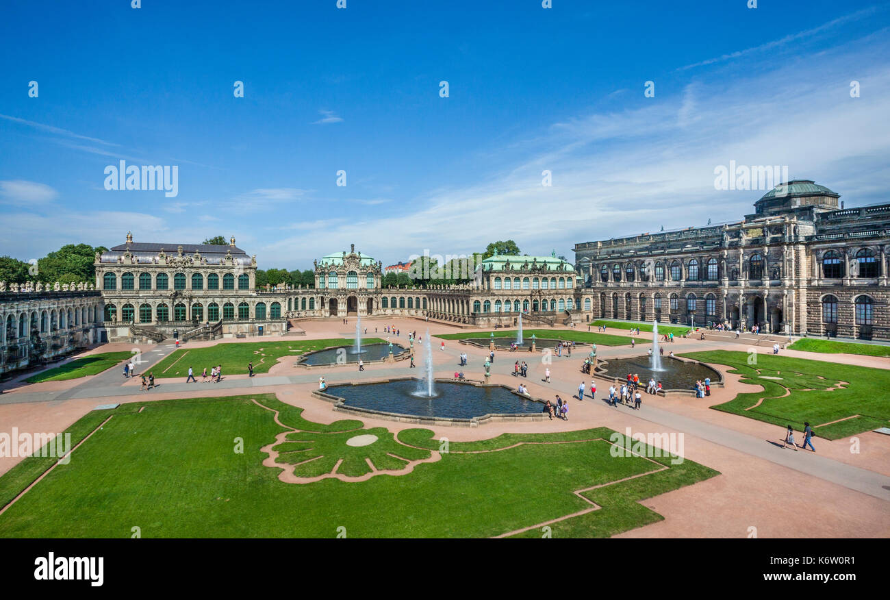 Alemania, Sajonia, Dresdener Zwinger, vista en el Zwingerhof, el patio interior. En el perímetro: el Real Gabinete de matemáticas y física en Foto de stock