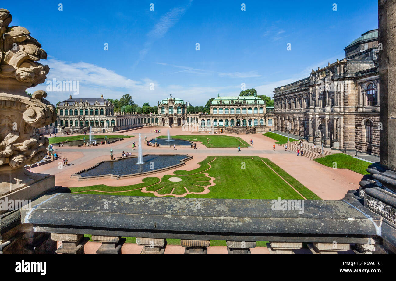 Alemania, Sajonia, Dresdener Zwinger, vista del Gabinete Real de instrumentos matemáticos y físicos de la pared Pavillion y el pabellón francés de la ACR Foto de stock