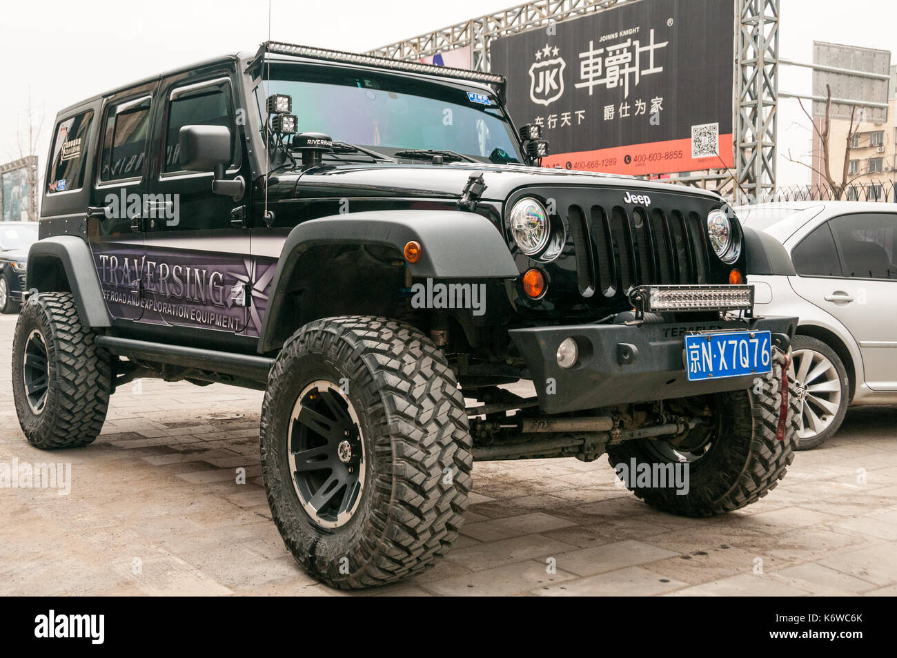 Jeep Wrangler modificado para por la carretera en el Beijing Tuning Street  Fotografía de stock - Alamy