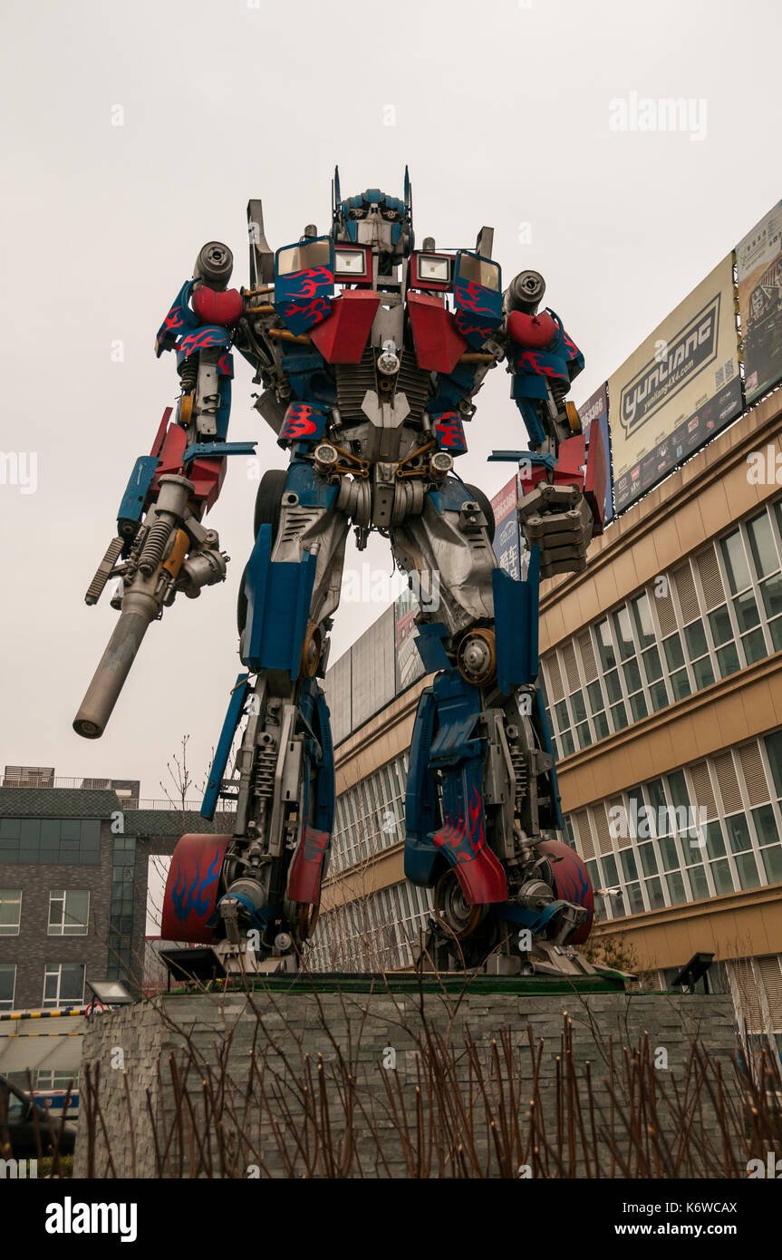Optimus prime transformers fotografías e imágenes de alta resolución - Alamy