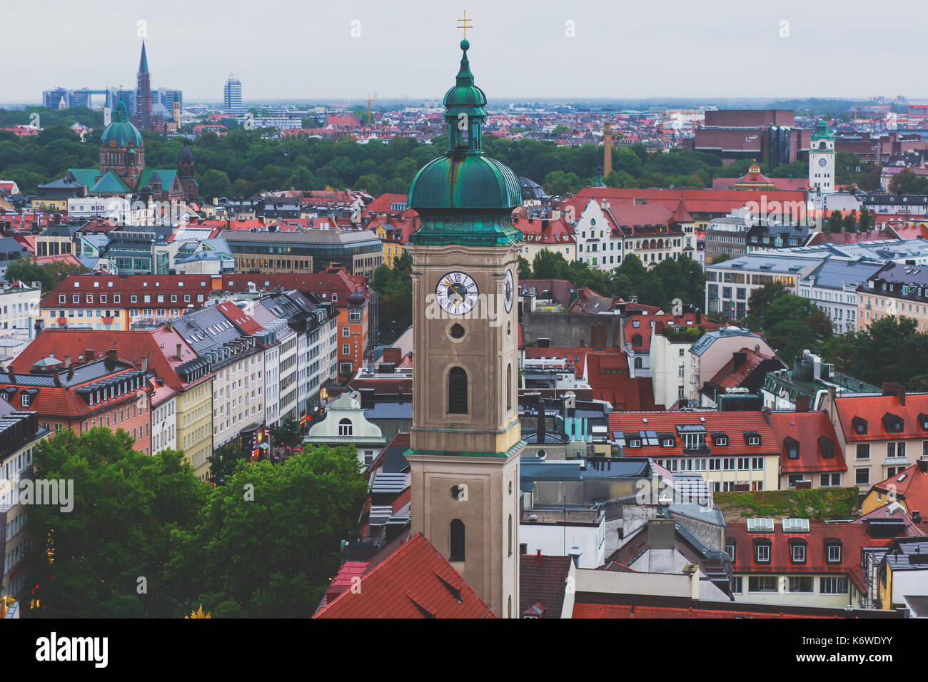 Hermosa vista aérea super amplia y soleada de Munich, Bayern, Baviera, Alemania con el horizonte y el paisaje más allá de la ciudad, visto desde la altura Foto de stock