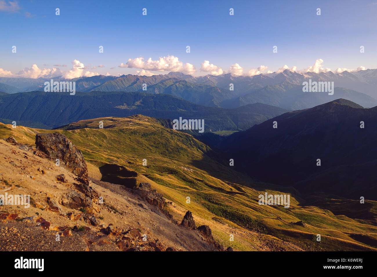 Vista del paisaje de montaña en el parque nacional de Svaneti, País de Georgia Foto de stock
