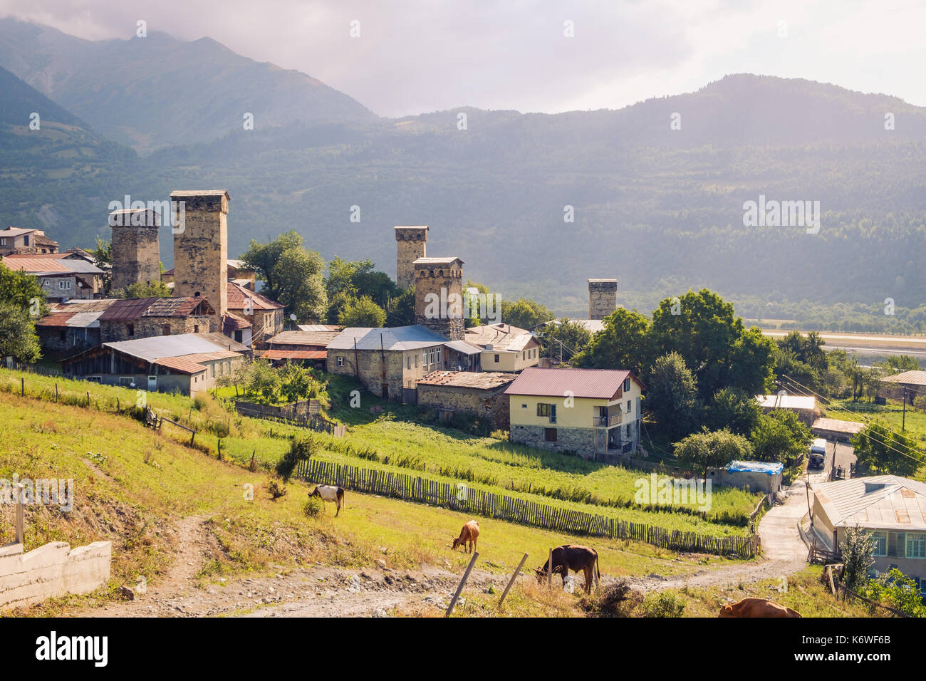 Vista panorámica del Cáucaso tradicional aldea de Mestia en Svaneti, País de Georgia Foto de stock