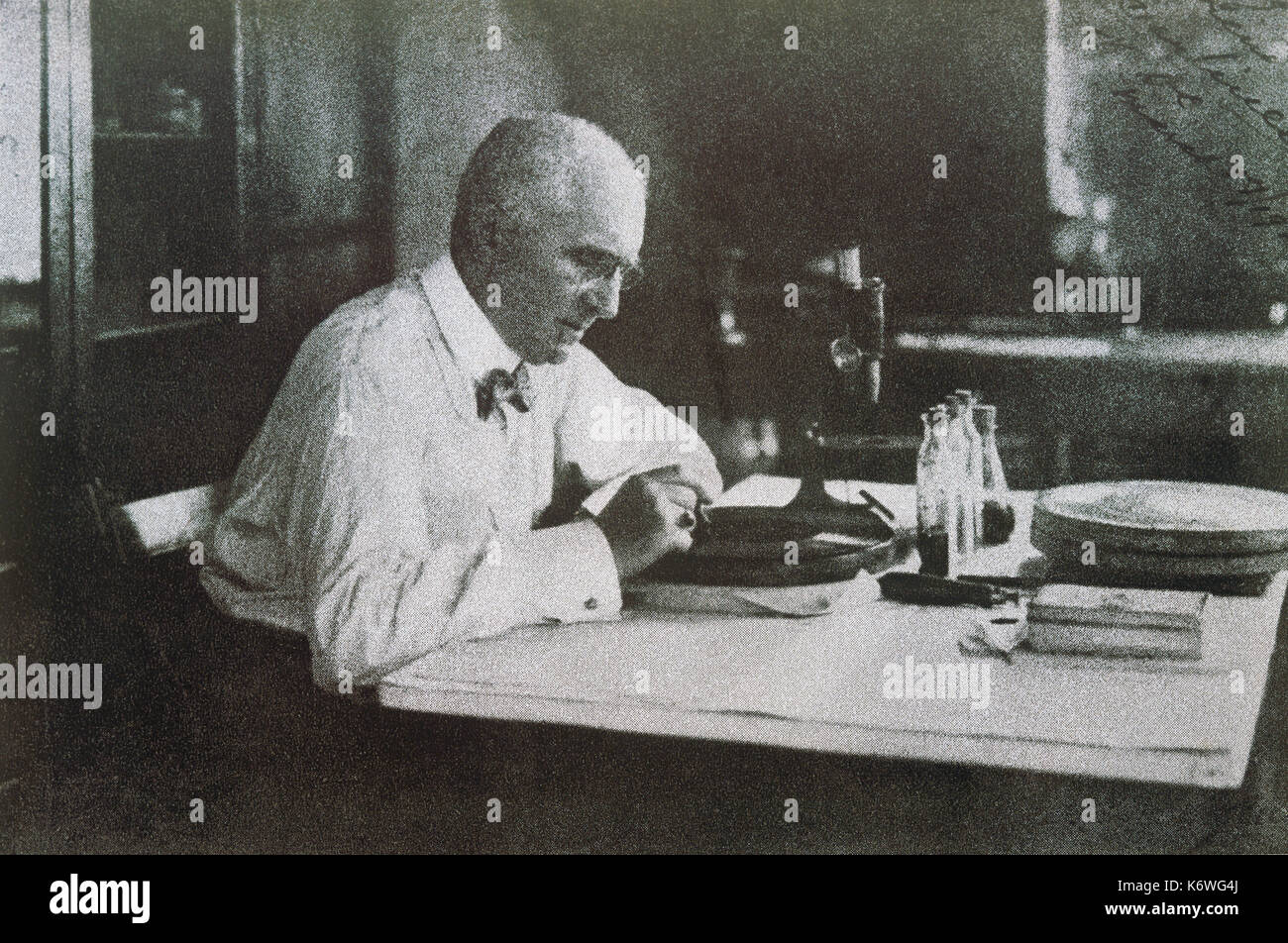 Emile Berliner sentado en una mesa con el gramófono. Inventor del gramófono. En sus 60 años Foto de stock