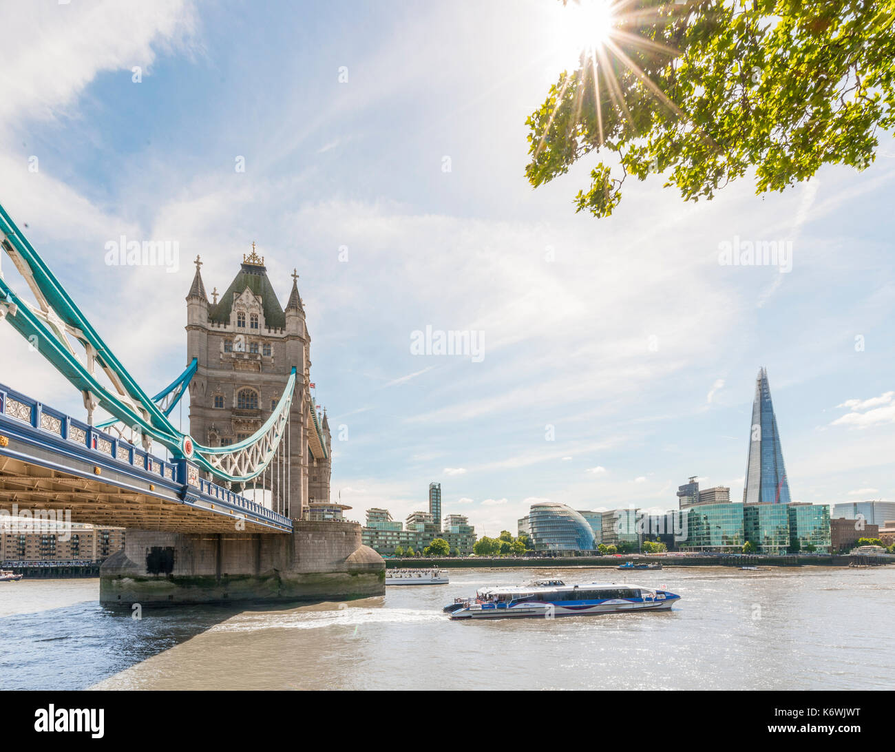 Los rayos solares, el Tower Bridge y el shard, Southwark, Londres, Inglaterra, Gran Bretaña Foto de stock