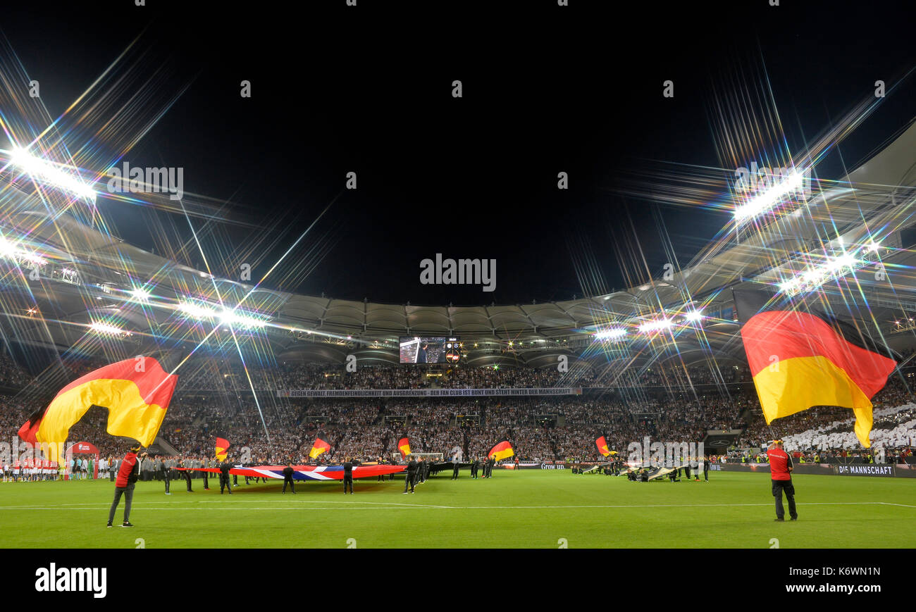 Bandera de la bandera con banderas alemanas frente al inicio del partido, estadio de fútbol con luz de la noche Foto de stock