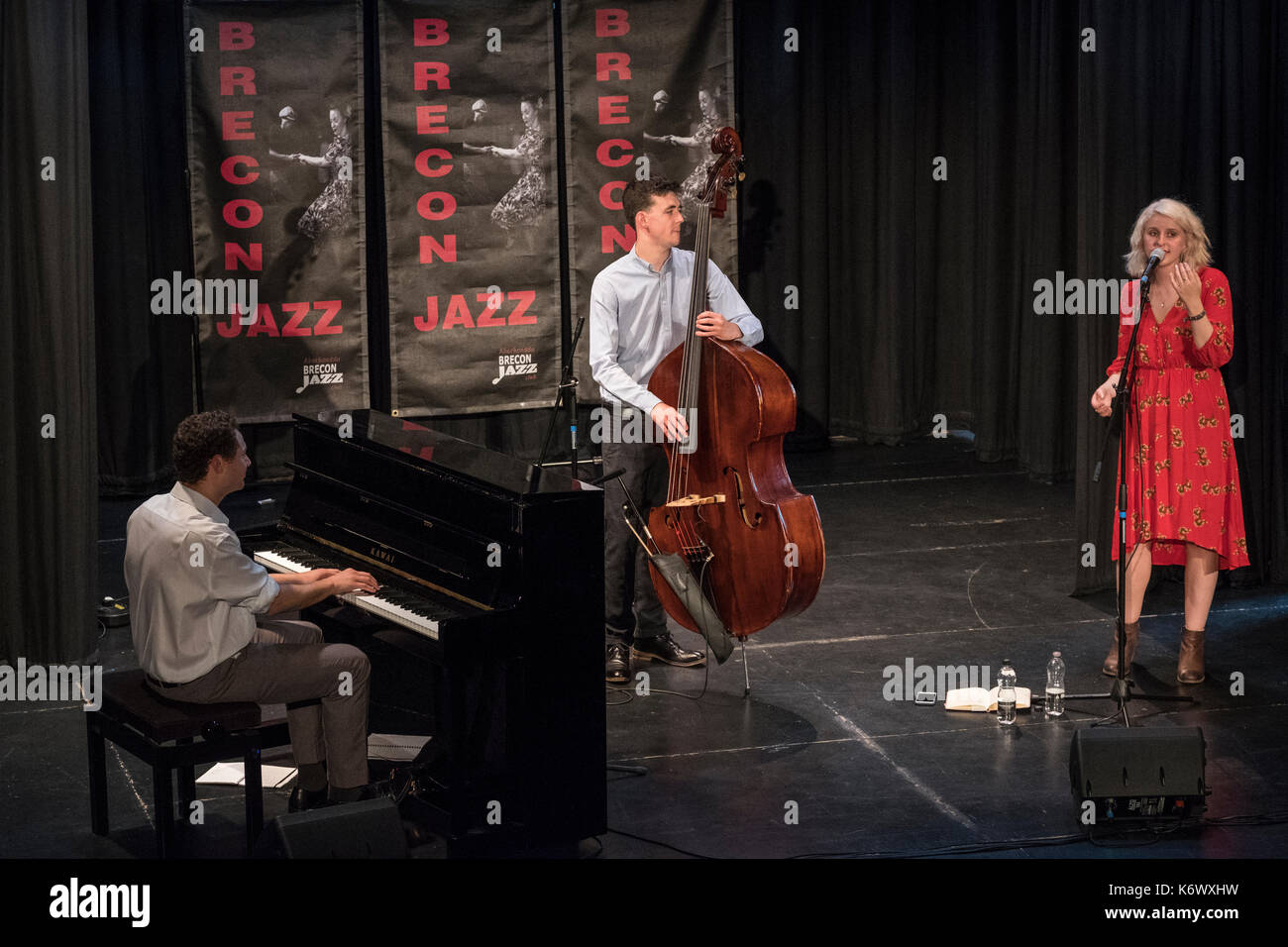 Hannah vivian-Byrne y trío en Brecon Jazz Festival 2017 Foto de stock