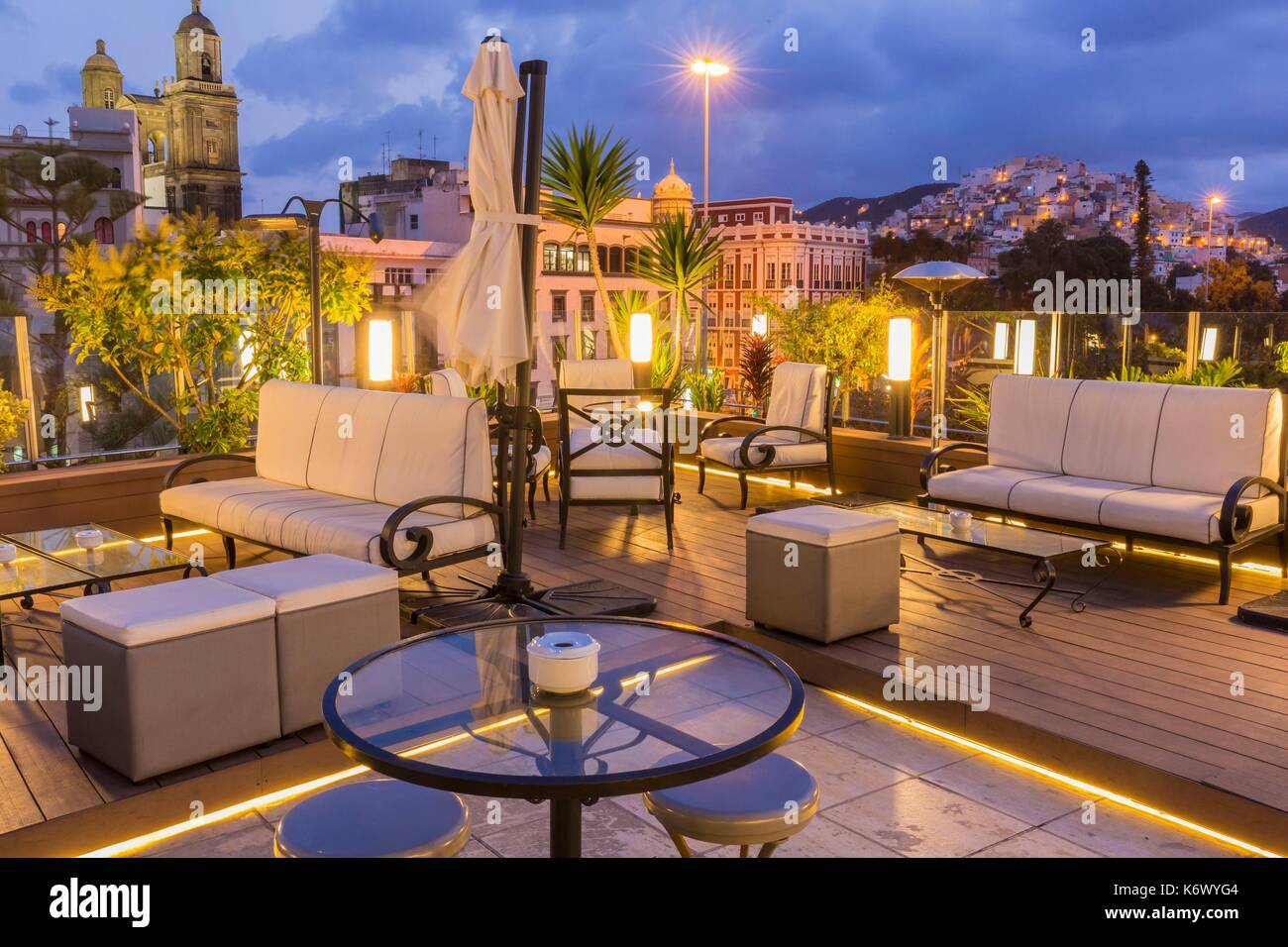 helado Doncella comestible España, Islas Canarias, Gran Canaria, Las Palmas de Gran Canaria, bar restaurante La azotea de Benito, vista de las flechas de la catedral de Santa Ana Fotografía de stock - Alamy helado Doncella comestible España, Islas Canarias, Gran Canaria, Las Palmas de Gran Canaria, bar restaurante La azotea de Benito, vista de las flechas de la catedral de Santa Ana Fotografía de stock - Alamy