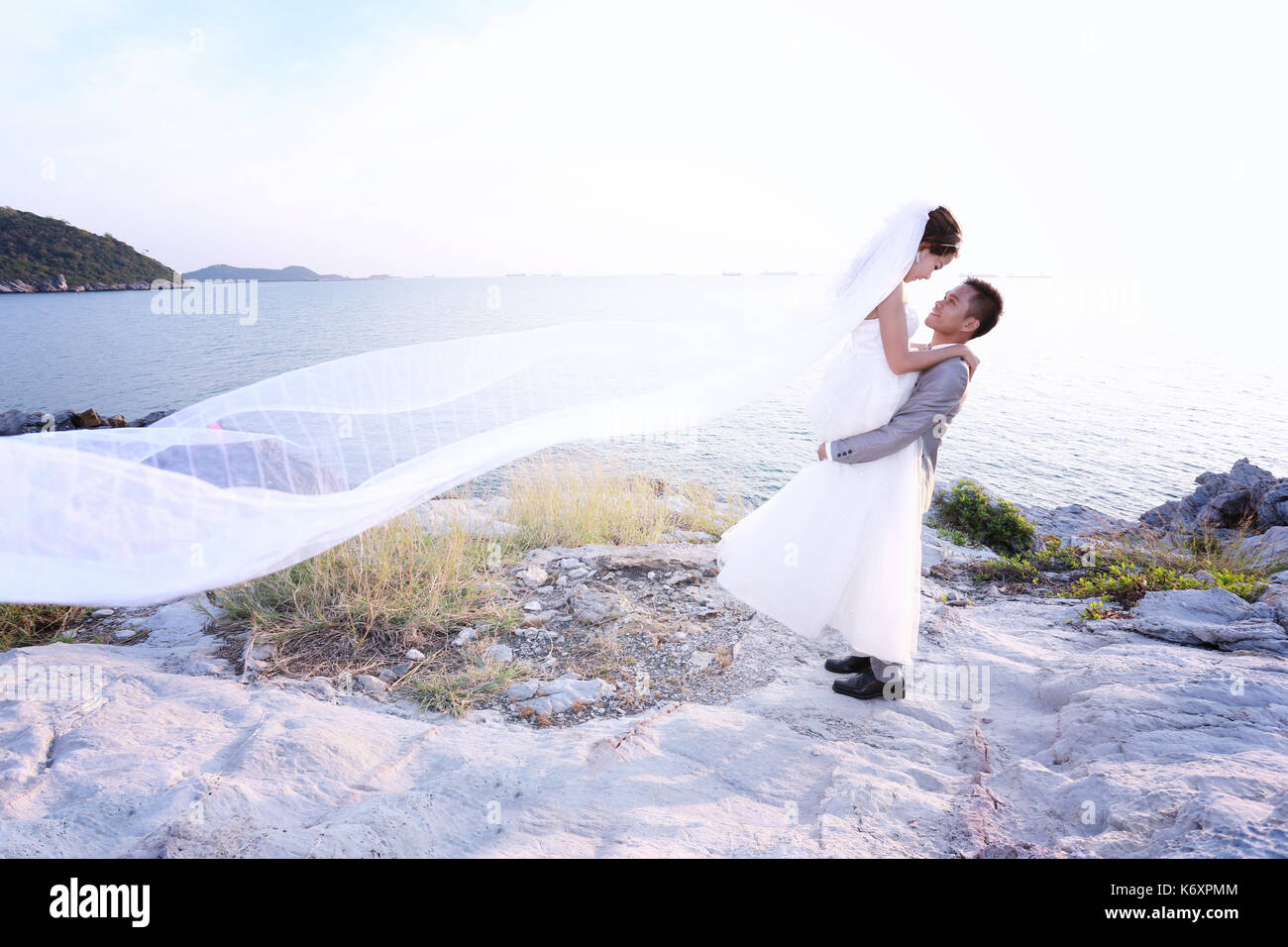 La fotografía de moda en parejas asiáticas pre fotos de bodas en la costa de Koh Si Chang en concepto del amor y de la vida familiar. Foto de stock