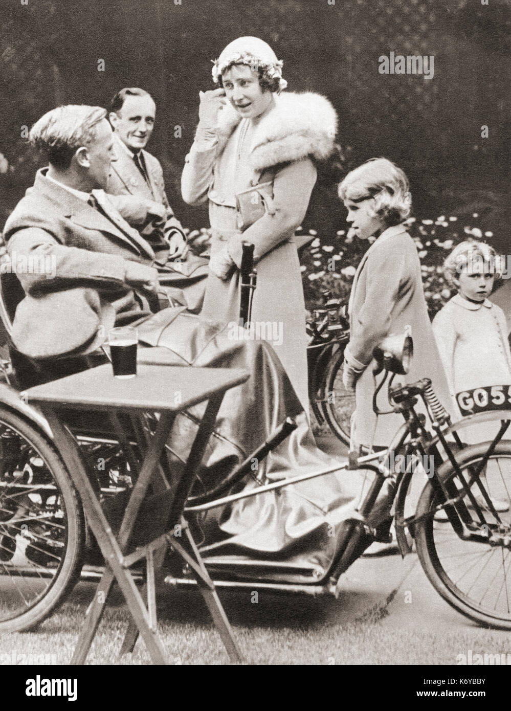 La Duquesa de York con sus hijas Princesas Elizabeth y Margaret en 1933 en una visita a la