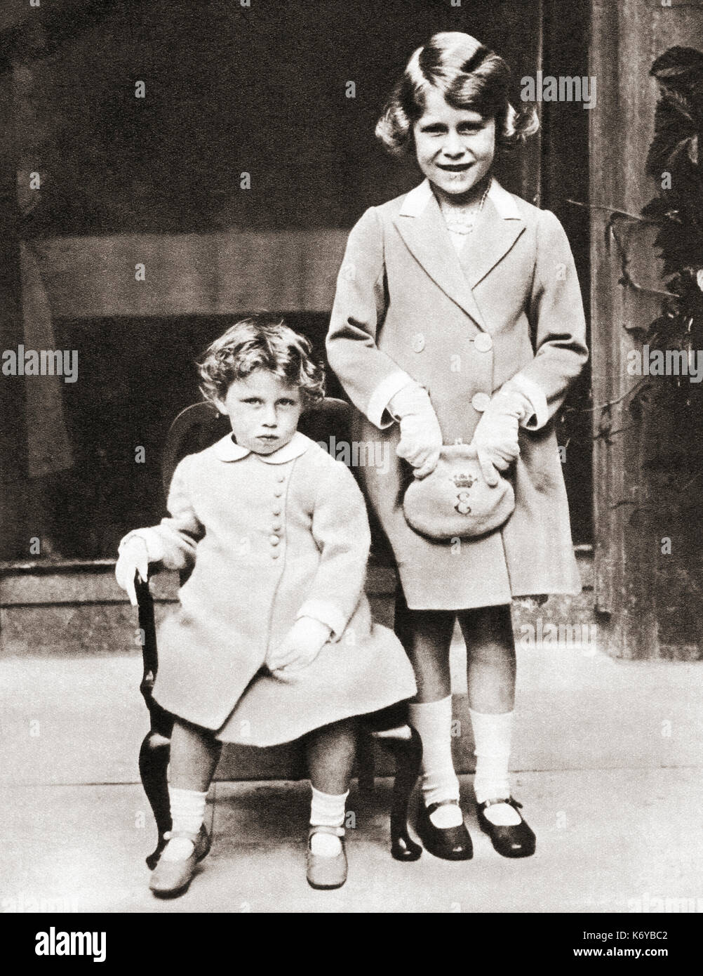 La Princesa Isabel de York y su hermana menor la Princesa Margarita con regalos presentados por