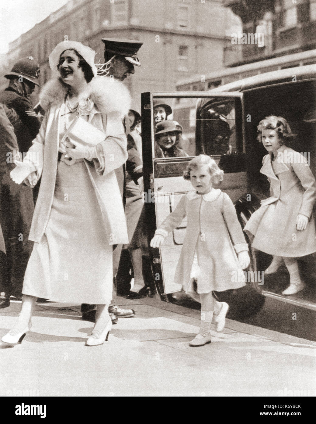 La Duquesa de York llegó al Royal Tournament en Olympia en 1935 con sus hijas, la Princesa